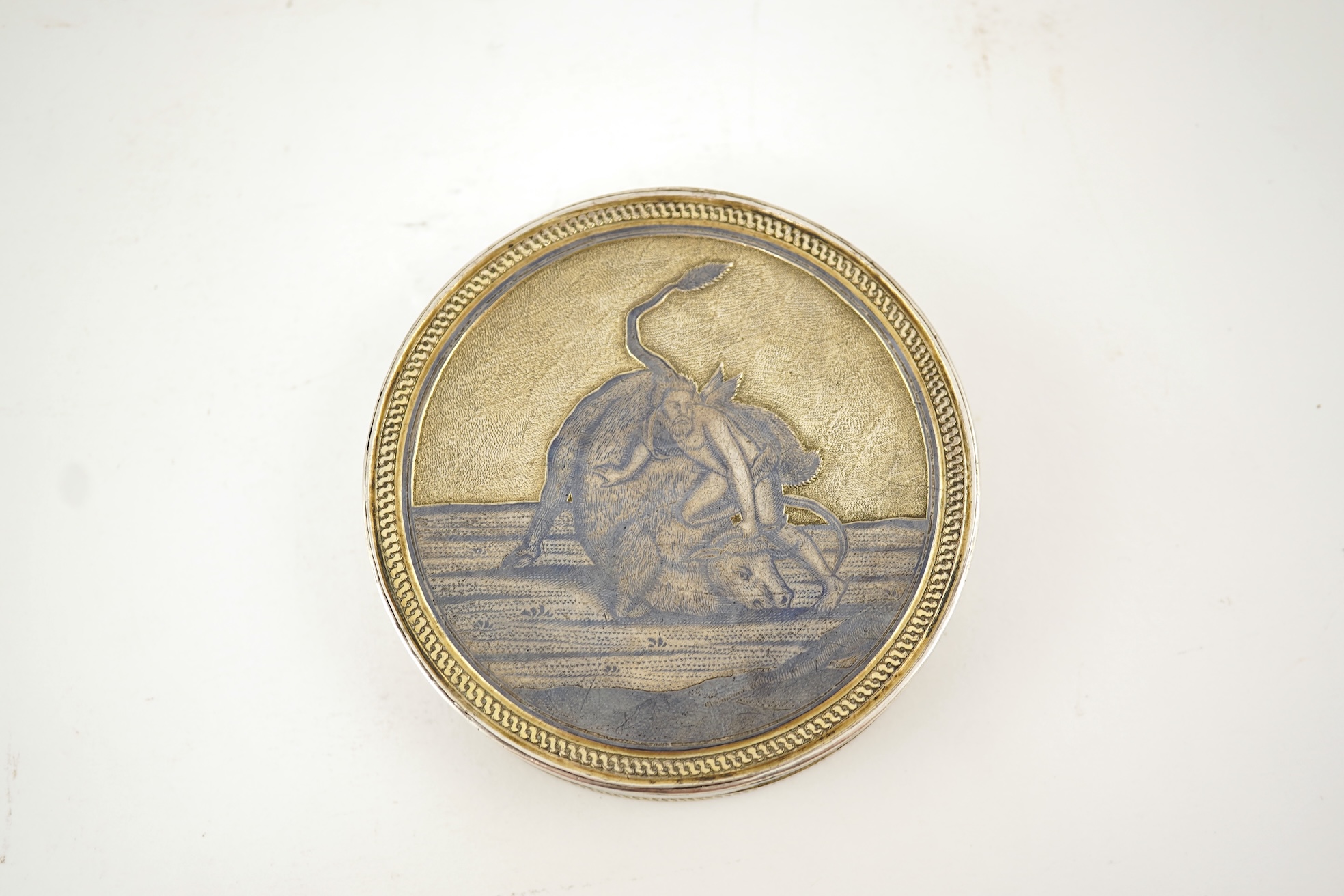 An early 19th century Russian 84 zolotnik and niello circular box and cover, assay master probably Alexei Torlov, Veliki Oustioug, 180?